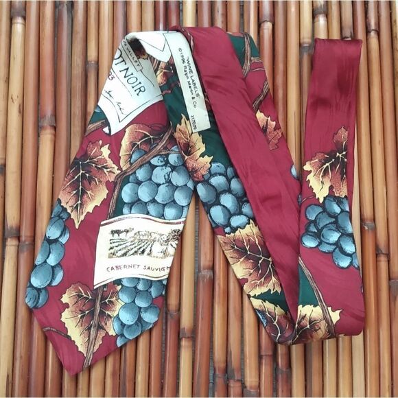 EUC VINTAGE 1996 RALPH MARLIN Cranberry "Wine Labels" Grapes 100% Silk Tie - Picture 2 of 10